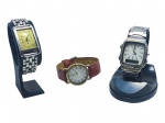 RELÓGIOS, três (3) relógios de pulso, sendo: A) 1 com caixa retangular e pulseira em metal prateado, mostrador dourado (apresenta marcas do tempo), apresentando sinais do tempo e do uso, medindo 3x2cm, B) 1 da marca Casio com caixa circular em metal dourado, mostrador claro com algarismos romanos, pulseira em couro marrom, apresentando sinais do tempo e do uso, medindo 3cm e C) relógio da marca Citizen Quartz (Fundada em 1918 no Japão, é uma das maiores manufaturas de relógios do mundo, reconhecida por sua autonomia tecnológica e compromisso com a sustentabilidade) com caixa retangular em metal prateado, mostrador claro, pulseira em metal prateado, inscrição Alarm-Chronograph e WR 100, apresentando sinais do tempo e do uso com falhas na prateação e pulseira adaptada da marca ORIENT, medindo 3x3,5cm. Não testados e sem garantia de funcionamento.