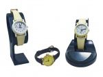 RELÓGIOS, três (3) relógios de pulso, sendo: A) dois (2) relógios da marca Timex Quartz, com movimento quartz, caixas circulares em material claro, mostradores brancos com numeração arábica, pulseiras em material sintético claro, apresentando sinais do tempo e do uso, caixa medindo 2,5cm e B) um (1) relógio da marca Timex, com caixa circular em metal dourado, mostrador amarelo com numeração arábica, pulseira em couro marrom, apresentando sinais do tempo e do uso, caixa medindo 2cm. Peças não testadas e sem garantia de funcionamento.