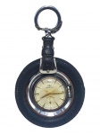 RELÓGIO, um (1) relógio de bolso/pendente da marca Marvin (tradicional marca suíça de relojoaria, reconhecida pela produção de relógios mecânicos de estilo clássico e boa qualidade), com movimento mecânico, caixa circular cromada, mostrador claro com numeração arábica parcial, Mod. Depose, verso com mecanismo aparente e inscrições da marca, acondicionado em suporte em formato de pneu emborrachado, com presilha metálica e tira em couro, apresentando sinais do tempo e do uso, desgaste no couro, vendido no estado, não testado e sem garantia de funcionamento, medindo 5cm de diâmetro.