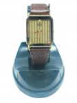 RELÓGIO, um (1) relógio de pulso da marca SEIKO (tradicional relojoaria japonesa fundada em 1881, reconhecida mundialmente pela qualidade e precisão de seus relógios, com destaque para sua produção de modelos mecânicos e quartz), com caixa retangular em metal dourado e pulseira em couro marrom com pespontos aparentes. Mostrador dourado com desenho geométrico em listras verticais, marcadores de horas em pontos aplicados e assinatura Quartz. Verso com numeração 5P31-5A19, 570546, não testado e sem garantia de funcionamento, em excelente estado de conservação, caixa medindo 3x2,5cm.