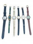 RELÓGIOS, lote com seis (6) relógios de pulso, de modelos, tamanhos, decorações e materiais distintos, vendidos no estado da foto, sem garantia de funcionamento ou autenticidade, maior caixa medindo 4x2cm e menor 2,5cm.
