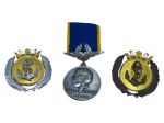 MILITARIA, três (3) peças, sendo: A)2 insígnias em metal dourado e prateado, com âncora ao centro, ladeada por louros e coroa superior, medindo 4,5x4cm e B) medalha de mérito SANTOS DUMONT em metal prateado, com efígie em perfil, presa a fita azul com frisos amarelos e passador com motivo alado, medindo 3,5cm somente a medalha.