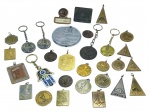 DIVERSOS, vinte e nove (29) peças, entre medalhas, pingentes, chaveiros e fichas comemorativas em metal, de formatos diversos, alusivas a clubes, eventos, entidades, turismo e comemorações variadas, com efígies, monumentos, animais heráldicos e emblemas. Apresentando sinais do tempo. Maior medindo 8cm e menor 3cm.