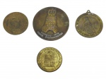 MEDALHAS, quatro (4) medalhas confeccionadas em bronze, de formatos circulares, alusivas a templos, igrejas e comemorações religiosas, com representações arquitetônicas, sino, figura sacra e anjo. Apresentando sinais do tempo. maior medindo 6cm e menor 4cm.