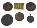 MEDALHAS, seis (6) medalhas comemorativas em bronze/metal dourado, de formatos circulares e 1 retangular, alusivas ao Sesquicentenário da Independência do Brasil, homenagens, efígies e comemoração cervejeira, com reversos correspondentes. Apresentando sinais do tempo, maior medindo 5cm e menor 3cm.