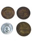 MEDALHAS, quatro (4) medalhas comemorativas em bronze/metal prateado, de formatos circulares, alusivas à Marinha, Exército, Escola de Guerra Naval e conferência dos exércitos americanos, com emblemas militares, mapas e inscrições comemorativas. Apresentando sinais do tempo, maior medindo 5cm e menor 4cm.