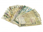 CÉDULAS, vinte e três (23) cédulas brasileiras de diferentes valores e padrões monetários, com exemplares do BANCO CENTRAL DO BRASIL, incluindo notas de 50, 200, 500 e 1000 CRUZEIROS. Apresentando sinais do tempo, vincos e desgastes.