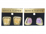 BIJUTERIAS, dois (2) pares de brincos de pressão, da marca BIJOUX  TERNER, confeccionados em metal dourado, sendo 1 par com esmaltagem dourada e 1 com esmaltagem lilás, medindo 3x3cm e 3x2,5cm.