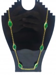 BIJUTERIA, um (1) colar, da marca JOSEFINA ROSACOR, confeccionado em metal dourado, intercalando com elos com incrustação de pedraria sintética na tonalidade verde facetada, fecho tipo lagosta, sem uso, medindo 81cm de comprimento.