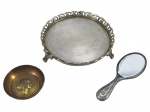 METAL PRATEADO, lote com três (3) peças, sendo: A) 1 salva circular confeccionada em metal espessurado a prata, fundo cinzelado por folhagens e frisos torcidos, galeria em vazados e pés em garra, falhas na prateação, medindo 13cm, B) 1 espelho de mão confeccionado em metal espessurado a prata, apresenta sinais de oxidação, medindo 12cm e C) 1 cinzeiro confeccionado em metal cobreado com cinzelado de moeda com busto relevado, medindo 6cm, sinais de solda na borda, possivelmente levava um descanso para o cigarro.