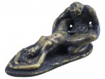 ARTE ERÓTICA, uma (1) escultura erótica confeccionada em bronze, apresentando leves sinais de oxidação, medindo 7x13,5x5cm.