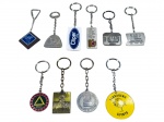 COLECIONISMO, lote com dez (10) chaveiros de modelos, tamanhos, decorações e materiais distintos, maior medindo 5x2,5cm e menor 3cm.