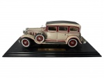 COLECIONISMO, uma (1) miniatura de automóvel 1931 PEERLESS, com carroceria fechada, em policromia nas cores bege, vinho e preto, rica em detalhes, montada sobre base expositora preta com plaqueta identificadora, apresentando sinais de uso, perdas de algumas peças e falhas na pintura, medindo 10,5x29x11cm sem a base expositora.