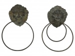 BRONZE, dois (2) toalheiros de parede, confeccionados em bronze com cinzelado representando cabeça de leão sustentando argolas articuláveis, medindo 23,5x15,5cm.
