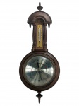RELÓGIO, um (1) barômetro de parede com termômetro, em caixa de madeira torneada, mostrador circular protegido por vidro, escala barométrica com inscrições indicativas de tempo e termômetro superior em escala Celsius, apresentando acabamento em tom escuro, ponteiro central e elementos decorativos no corpo, com sinais do tempo, desgastes e marcas de uso. Peça no estado. Sem garantia de funcionamento, medindo 47x18cm.