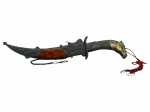 CUTELARIA, uma (1) adaga/faca com bainha, apresentando cabo em formato de cabeça de cavalo, guarda em metal, empunhadura curva, lâmina em aço com pintura de guerreiros a cavalo e bainha ornamentada com trecho em material sintético de tonalidade âmbar, acompanhando cordão, sinais de oxidação, medindo 32cm.