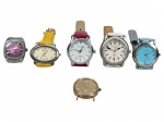 RELÓGIOS, lote com seis (6) relógios de pulso de modelos, tamanhos, decorações e materiais distintos, vendidos no estado da foto, sem garantia de funcionamento ou autenticidade, sinais de uso, maior caixa medindo 3,5cm e menor 2.5x2.5cm.