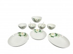 PORCELANA ORIENTAL, lote com oito (8) peças confeccionadas em porcelana de origem oriental na tonalidade branca, com pintura de flores e folhagens em policromia, sendo: A) 1 saladeira, medindo 8x18cm (bicado na borda), B) 4 recipientes para sobremesa, medindo 6x12cm, C) 3 pratos fundos, medindo 18,5cm 1 bicado. Bowls acompanham 2 colheres.