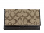 ACESSÓRIO FEMININO, uma (1) carteira da marca COACH (casa norte-americana fundada em 1941, reconhecida internacionalmente por seus artigos de couro e acessórios de estilo clássico), em tecido jacquard com padronagem monograma da marca em tons terrosos, com acabamento interno e bordas em material sintético escuro, desgastes internos, medindo 10x17cm.