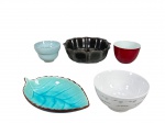 PORCELANAS e CERÂMICAS, lote com cinco (5) peças de modelos, tamanhos e decorações distintas, sendo 3 bowls, 1 petisqueira no feitio de folha (bicada) e 1 petisqueira com recortes na borda, bowls medindo 6,5x12,5cm e 6x8cm, folha medindo 20x12,5cm, 1 petisqueira com recortes 16cm.