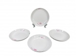 PORCELANAS, quatro (4) pratos fundos, confeccionados em porcelana na tonalidade branca, com pintura de flores e folhagens em policromia, 1 bicado na borda, medindo 19,5cm.