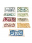 NUMISMÁTICA, lote contendo nove (9) cédulas estrangeiras chinesas, em diferentes valores, datas e padrões gráficos, com inscrições em caracteres orientais, incluindo exemplares do The Central Reserve Bank of China e da República da China. Peças apresentando dobras, manchas, desgastes e sinais do tempo. No estado.