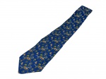 INDUMENTÁRIA, uma (1) gravata da marca SALVATORE FERRAGAMO (grife italiana fundada em 1927, reconhecida internacionalmente por seus artigos de luxo, com destaque para calçados, acessórios e peças em seda), confeccionada em tecido, Made in Italy, sobre fundo azul, com padronagem figurativa composta por felinos, folhagens e elementos ornamentais policromados, modelo clássico, sinais de uso.