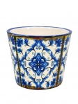 FAIANÇA, um (1) pequeno vaso confeccionado em faiança vitrificada na tonalidade creme, decorada por elementos florais e vegetalistas na tonalidade azul com realces na cor verde, medindo 8,5x10,5cm.