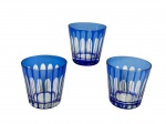 CRISTAL DOUBLE, três (3) copos para whisky confeccionados em cristal double na tonalidade azul com lapidação de caneluras translucidas, medindo 8x8cm.