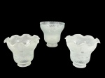 VIDRO, três (3) cúpulas em vidro fosco, com bordas onduladas e bases ajustadas para luminárias, sendo duas com decoração em relevo e uma com faixa floral gravada. Medidas dos bocais : 5,5 cm medidas totais : 12,5 cm