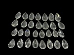 CRISTAL - Trinta (30) pingentes em cristal incolor, facetados em formato de gota, com furação superior. Peças próprias para lustres, luminárias , medida : 8 x 5 cm