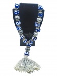 BIJUTERIA, um (1) colar de mesa, dito OLHO GREGO, com contas em vidro artístico na tonalidade azul e em material sintético imitando metal prateado, finalizado por tassel com fios prateados, apresentando desgastes na prateação e no tassel, medindo 36cm de comprimento.