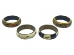 BIJUTERIAS, lote com quatro (4) braceletes de modelos, tamanhos e decorações distintas, sendo 2 em madeira com decoração floral apresentando desgastes, medindo 7cm e B) 2 em metal dourado com incrustação de placas de osso e fios de metal dourado, medindo 6,5cm de diâmetro.