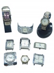 RELÓGIOS, lote com nove (9) relógios de pulso, de modelos, tamanhos, decorações e materiais distintos, vendidos no estado da foto, sem garantia de funcionamento ou autenticidade, maior caixa medindo 4,5x4cm e menor 2,5cm.
