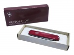 CUTELARIA, um (1) canivete multifuncional da marca Victorinox (tradicional marca suíça fundada em 1884, reconhecida mundialmente pela produção dos célebres canivetes suíços de alta qualidade), com talas vermelhas e emblema da marca, apresentando lâminas e utensílios retráteis, incluindo tesoura, lima e abridor, acondicionado em caixa original da marca, medindo aberto 17,5cm.
