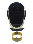 JOIAS, duas (2) peças, confeccionadas em MARFIM, sendo: A) 1 gargantilha com contas esféricas, pingente arqueado e fecho de rosca, medindo 36,5cm e B) 1 bracelete liso com guarnições em metal com cinzelado floral, apresenta fio de cabelo, medindo 6cm.