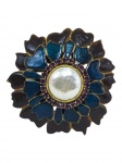 BIJUTERIA, um (1) broche/pingente da marca Yves Saint Laurent, confeccionado em metal dourado, em forma de flor estilizada, com pétalas em esmaltação azul e vinho, centro com aplicação perolada e contornado por pequenas pedras ou similar na tonalidade roxas, medindo 7cm.