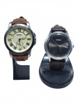 RELÓGIO, dois (2) relógios de pulso da marca FOSSIL (marca norte-americana fundada em 1984, reconhecida por seus relógios e acessórios de estilo contemporâneo, com forte inspiração em design clássico reinterpretado para o mercado moderno), ambos com caixa em metal prateado e pulseira em couro marrom. A) um (1) exemplar com mostrador claro, numeração em algarismos romanos e pequeno mostrador auxiliar inferior, caixa medindo 4,5cm e B) um (1) exemplar com mostrador escuro, marcadores lineares e janela de data, caixa medindo 4cm, ambos não testados em garantia de funcionamento. Em excelente estado de conservação.