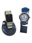 RELÓGIOS, dois (2) relógios de pulso, sendo: A) um da marca Seiko Quartz (tradicional marca japonesa fundada em 1881, reconhecida mundialmente pela qualidade de seus relógios e pela relevância histórica na relojoaria, inclusive como uma das pioneiras na popularização dos mecanismos quartz), com movimento quartz, caixa retangular em metal dourado, mostrador preto, pulseira em aço bicolor, fundo em aço com numeração 7N39-5A90 e 330345, visor com ranhuras e pulseira adaptada da marca ORIENT, caixa medindo 2,5x2,7cm, e B) um da marca Goettems (marca brasileira tradicional no segmento relojoeiro, conhecida pela produção de relógios de estilo clássico e contemporâneo no mercado nacional), com movimento quartz, caixa circular em metal prateado, mostrador claro com algarismos romanos, pulseira em couro azul, caixa medindo 3,5cm, apresentando leves sinais de uso, não testados e sem garantia de funcionamento.