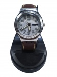 RELÓGIO, um (1) relógio de pulso da marca Swatch (marca suíça fundada em 1983, reconhecida mundialmente por seus relógios de design marcante e pela renovação da relojoaria suíça no mercado contemporâneo), com movimento quartz, caixa circular em material sintético e metal, mostrador claro com numeração arábica, calendário, pulseira em couro marrom, verso com gravações da marca, excelente estado de conservação com leves sinais de uso, caixa medindo 3,5cm, não testado e sem garantia de funcionamento.