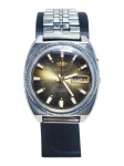 RELÓGIO, um (1) relógio de pulso da marca ORIENT, automático, 21 jewels, com mostrador em tonalidade fumê e dourado, calendário duplo com indicação de dia e data, caixa em aço, pulseira metálica, apresentando sinais do tempo, riscos de uso e desgastes compatíveis com a idade. No verso, com numeração 046907-70 / Y469672-4A. Funcionando, porém, sem garantias futuras, caixa medindo 3,5cm.