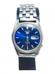 RELÓGIO, um (1) relógio de pulso da marca Seiko 5 (tradicional marca japonesa fundada em 1881, reconhecida mundialmente pela qualidade de seus relógios e pela importância histórica na relojoaria, incluindo destaque na produção de modelos automáticos de grande aceitação no mercado), com movimento automático, caixa circular em aço, mostrador azul com calendário duplo de dia e data, fundo numerado 6119-6053, 903038, riscos no visor, funcionando, porém, sem garantias futuras, caixa medindo 3,5cm.