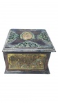 DIVERSOS, uma (1) caixa porta joias, quadrangular, confeccionada em madeira escura, possivelmente jacarandá, apliques de placas laterais em metal dourado com cinzelado de cena campestre, tampa por elementos vegetalistas e cabochão ao centro, apresenta desalinhamento na tampa, sinais de cola na base, vendida no estado, medindo 9x14x13cm.