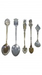 METAL PRATEADO, lote com cinco (5) colheres de coleção para chá/café confeccionadas em metal espessurado a prata de modelos, tamanhos, decorações distintas, algumas com falhas na prateação.