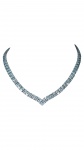 JOIA, uma (1) gargantilha, confeccionada em PRATA DE LEI, contrastada 925, com rica incrustação de cristais translucidos, fecho tipo gaveta, medindo 45cm de comprimento e peso total bruto 56g.