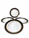 PORCELANA STEATITA, seis (6) pratos fundos confeccionados em porcelana nacional na tonalidade branca, decorada por espessa faixa na tonalidade azul cobalto e faixa em ouro com elementos vegetalistas, 1 bicado, medindo 23,5cm.