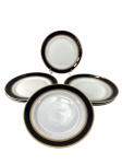 PORCELANA STEATITA, seis (6) pratos fundos confeccionados em porcelana nacional na tonalidade branca, decorada por espessa faixa na tonalidade azul cobalto e faixa em ouro com elementos vegetalistas, medindo 23,5cm.