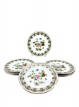 PORCELANA ORIENTAL, nove (9) pratos para sobremesa confeccionados em porcelana na tonalidade branca, decorada por flores, folhagens e frutos em rica policromia com filetes e realces em ouro, medindo 18cm de diâmetro.