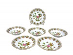 PORCELANA ORIENTAL, seis (6) pratos fundos confeccionados em porcelana na tonalidade branca, decorada por flores, folhagens e frutos em rica policromia com filetes e realces em ouro, medindo 20cm de diâmetro.