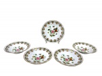PORCELANA ORIENTAL, cinco (5) pratos fundos confeccionados em porcelana na tonalidade branca, decorada por flores, folhagens e frutos em rica policromia com filetes e realces em ouro, medindo 20cm de diâmetro.